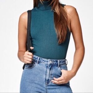 Kendal and Kylie teel sweater tank